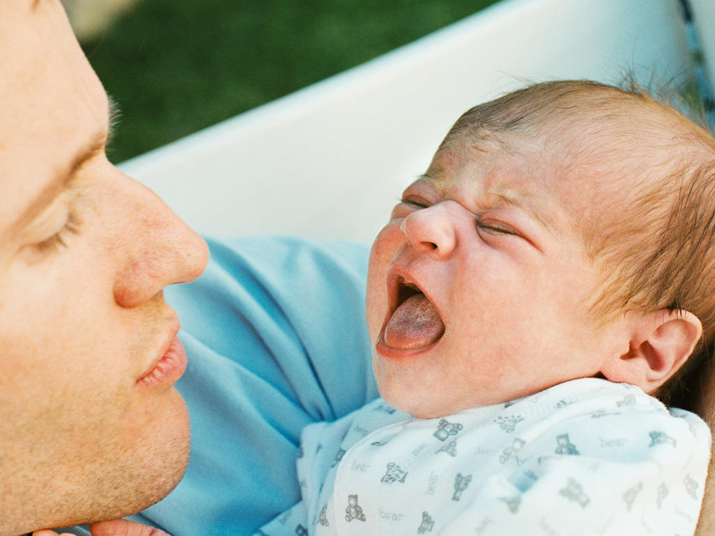 Почему плачет новорожденный ребенок?