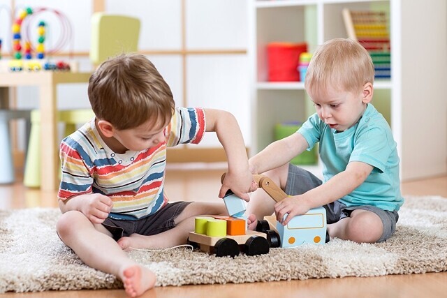 Как научить ребёнка делиться своими игрушками