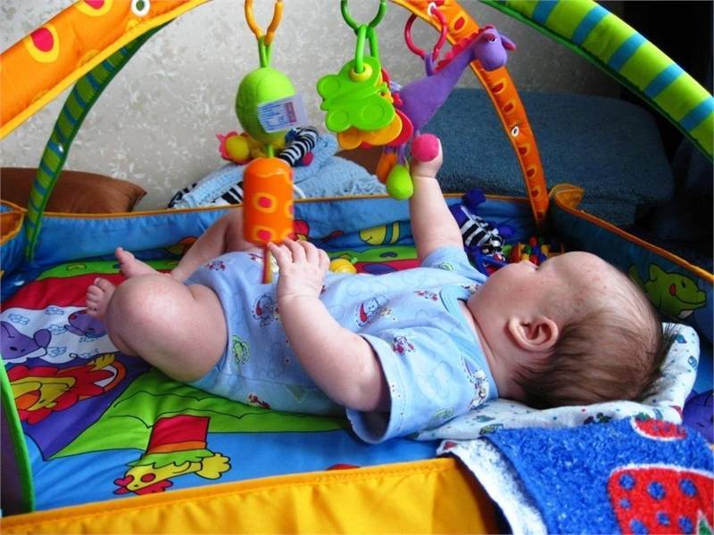 Первые игрушки: какие игрушки нужны новорожденному?