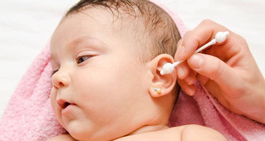 Как правильно чистить уши новорожденным деткам?