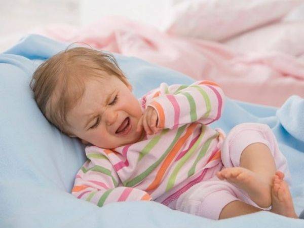 Почему новорожденный грудничок очень мало спит днем и капризничает