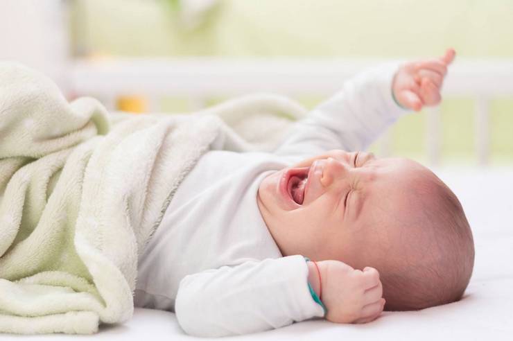 Почему новорожденный кряхтит и тужится, просыпаясь ночью