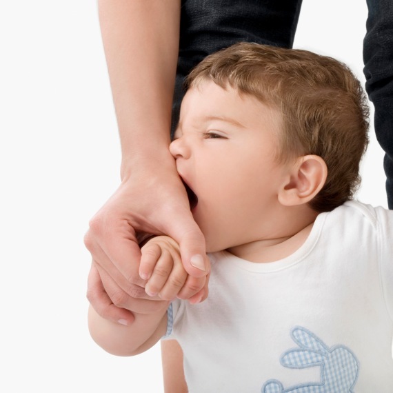 Почему ребенок кусается и как его отучить: что можно и нельзя делать