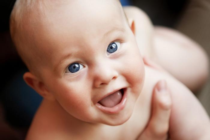 Когда новорожденные дети начинают осознанно смеяться и улыбаться маме и другим людям