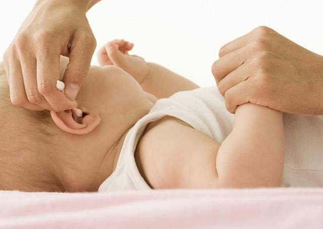 Когда можно чистить ушки новорожденному. как чистить ушки: пошаговая инструкция. правила ухода за ушной раковиной новорожденного