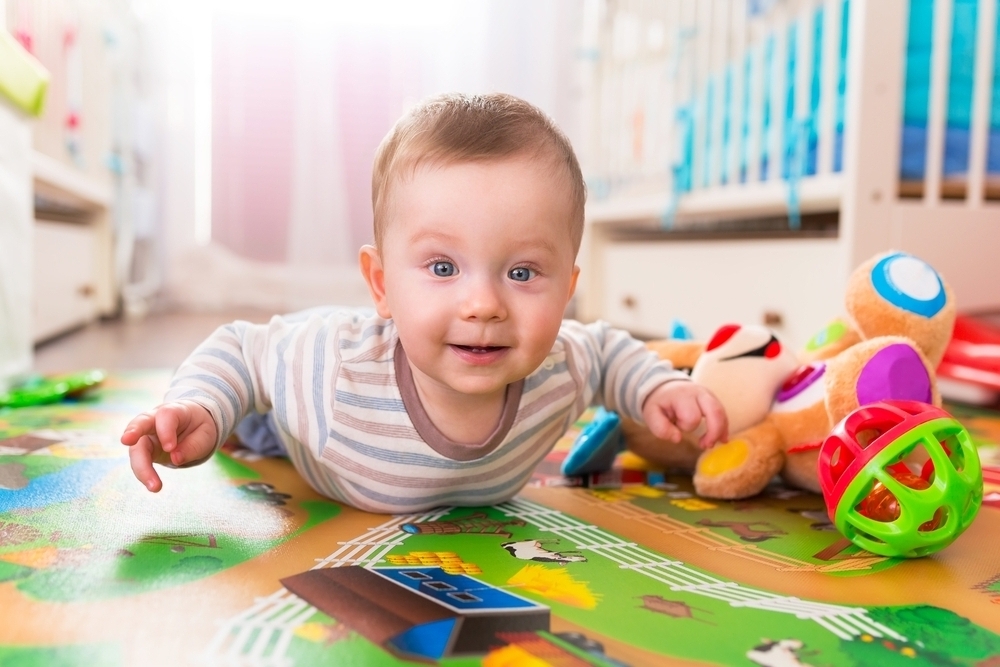 Развивающие игры с ребенком 8-9 месяцев: какие игрушки и занятия нужны малышу?