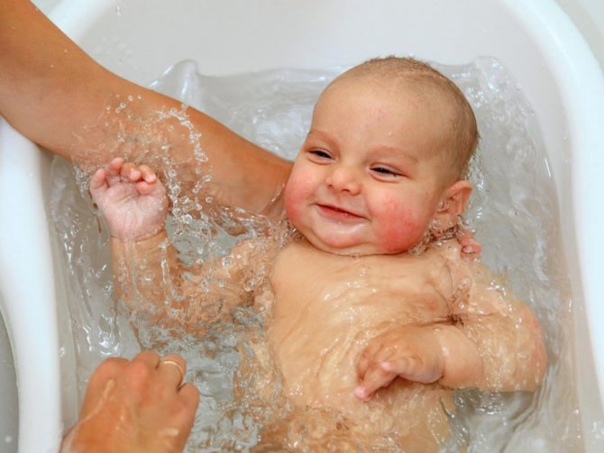 Плавание в ванне дома для грудничков - всё о грудничках