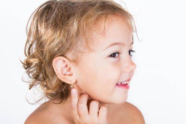 Во сколько можно прокалывать уши ребенку: когда лучше делать процедуру и как прокалывать