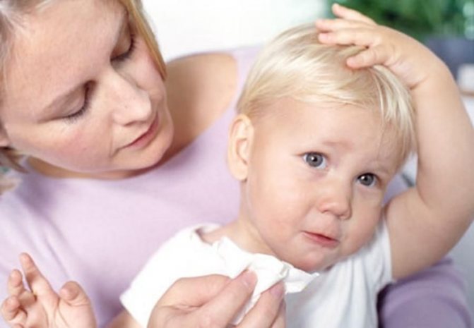 Что делать если у маленького ребенка болит ухо: как помочь