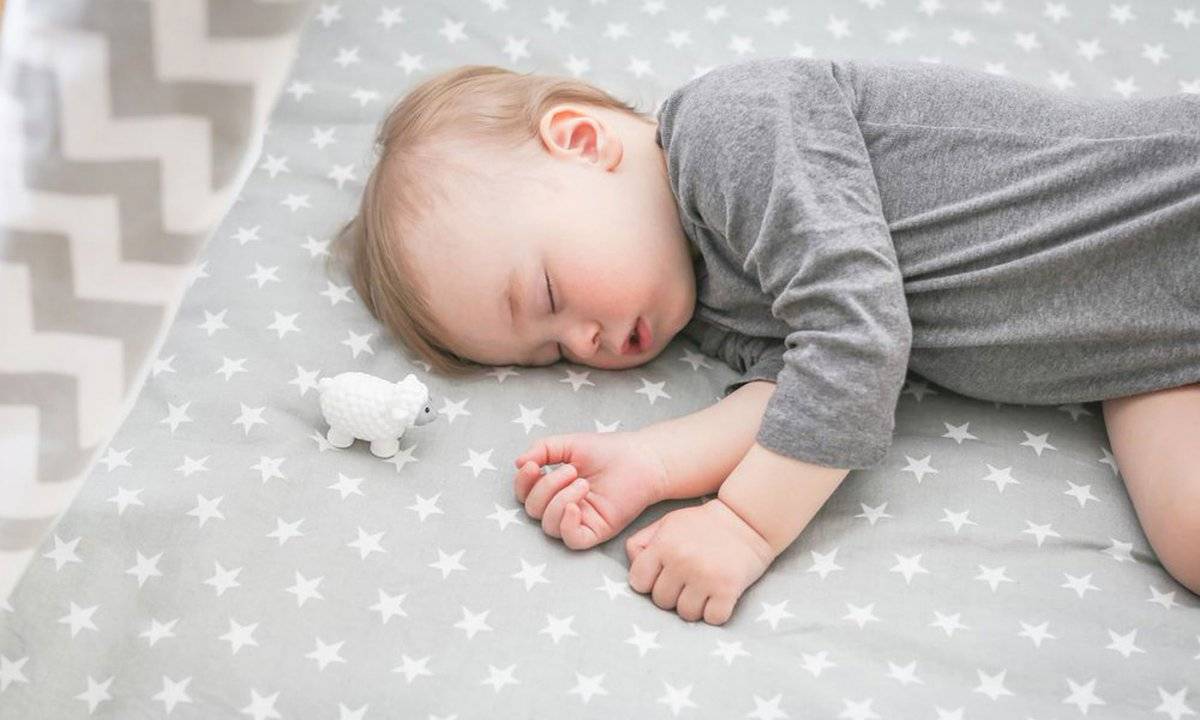 Как приучить новорождённого спать ночью | уроки для мам
