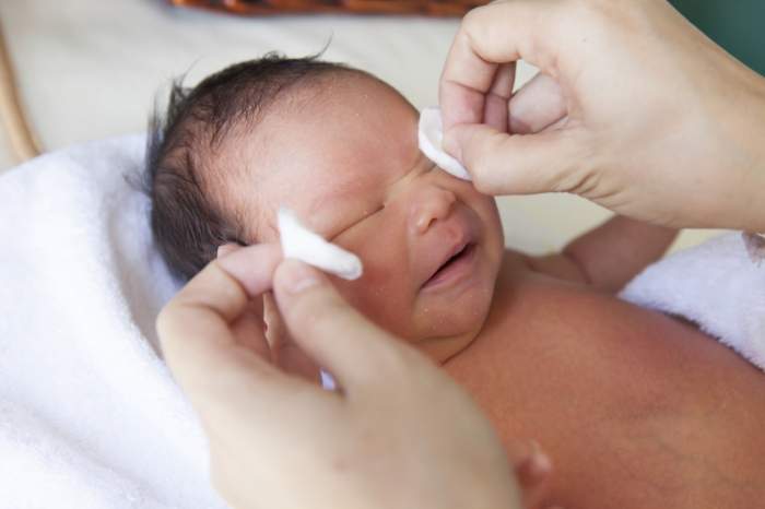 Как чистить уши новорожденному — правила ухода