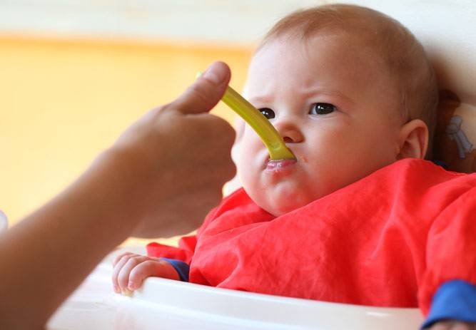 Когда ребенок начинает кушать самостоятельно