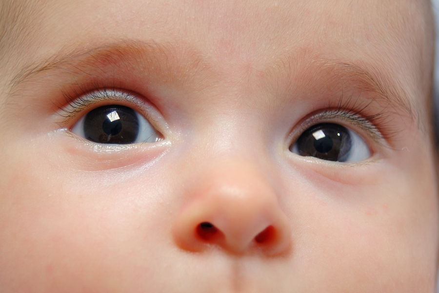 Когда у новорожденного меняется цвет глаз  | уроки для мам