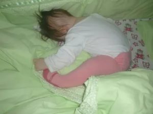 Почему ребенок вздрагивает во сне, новорожденный дергается во сне