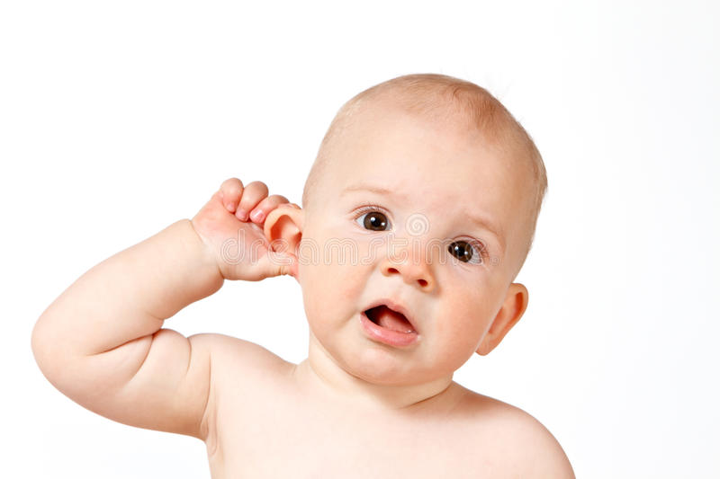 Почему у новорожденного разные уши — возможные причины