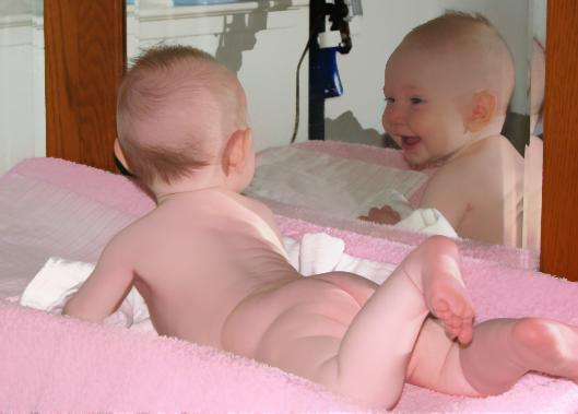 Почему нельзя показывать новорожденного в зеркало