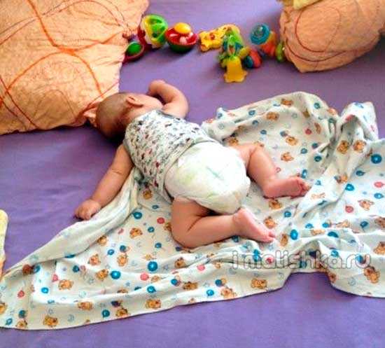 Можно ли новорождённому спать на боку: определение правильного положения для сна малыша в раннем возрасте