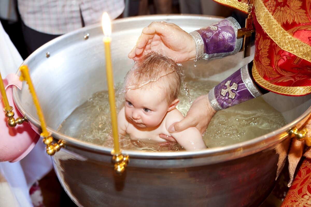 Нужно ли крестить ребенка: все за и против