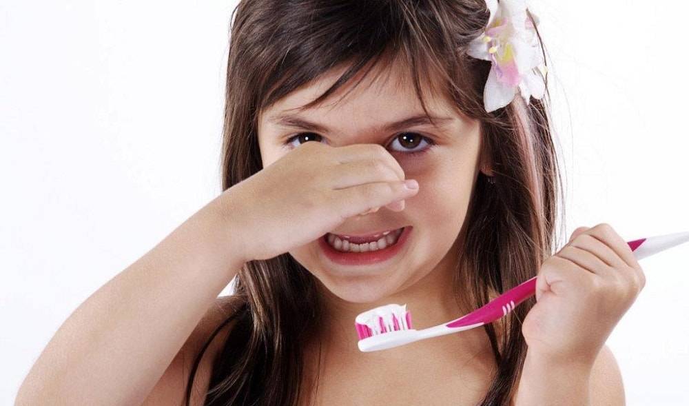Почему у маленького ребенка появляется запах кала изо рта
