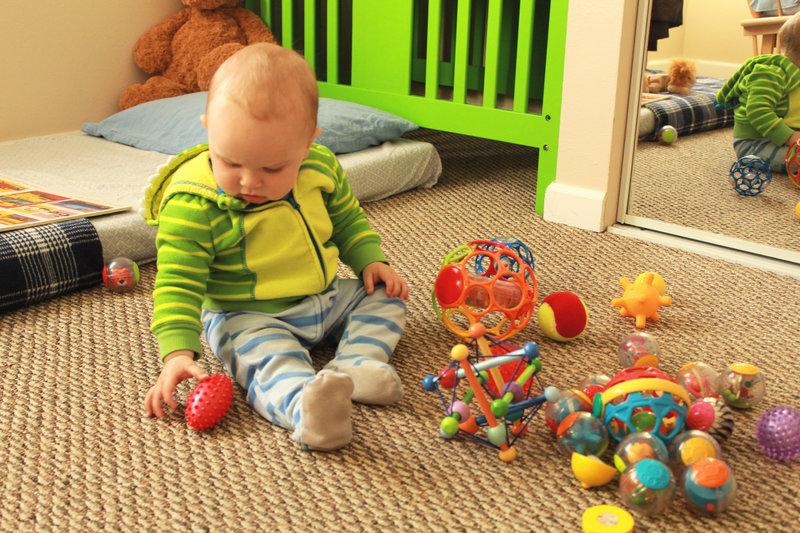Какие игрушки подойдут детям в 5 месяцев: выбираем товары для развития
