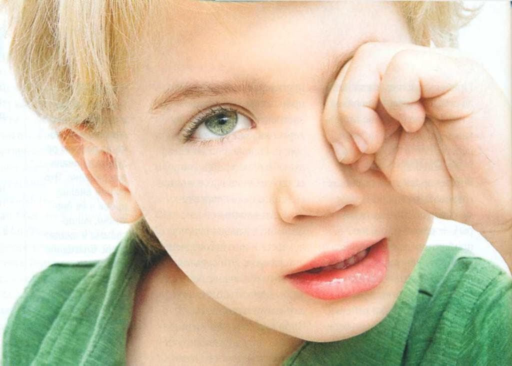 Нужно ли обращаться к врачу, если ребенок часто моргает глазами