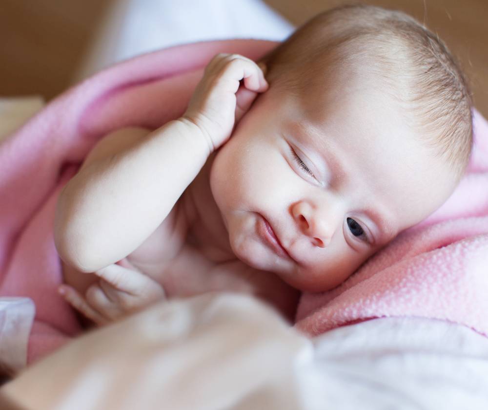 Ребенок чешет уши: почему постоянно чешет уши грудничок в 4- 6 месяцев, чешет во сне в 7-10 месяцев