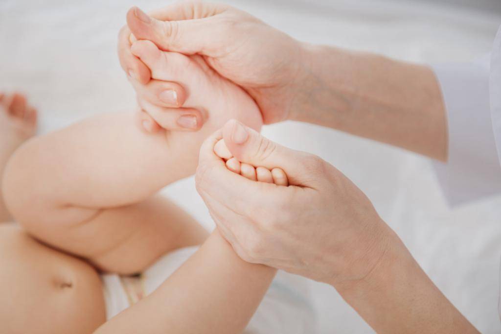 У ребенка холодные руки и ноги при нормальной температуре: причины и последствия