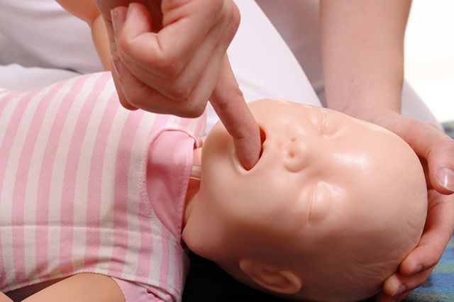 Что делать если ребенок подавился и задыхается, первая помощь когда малыш поперхнулся водой, молоком или слюной