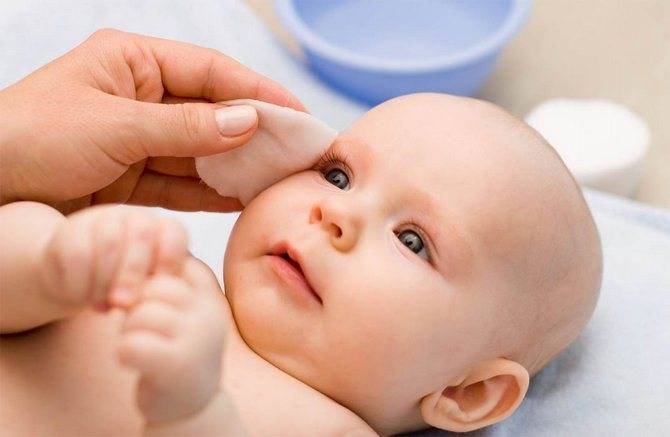 Уход за ушами новорожденного ребенка: как правильно чистить