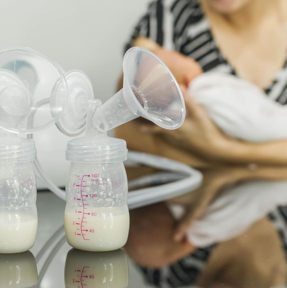 Как правильно сцеживать грудное молоко руками: техники и рекомендации