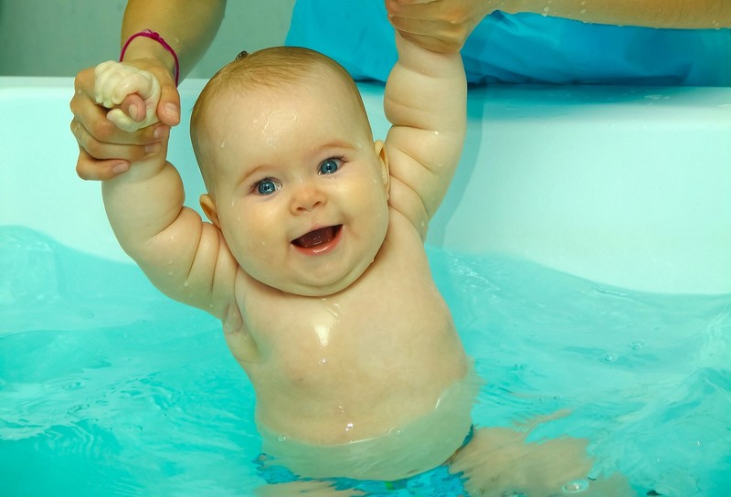 Учим грудничка плавать и нырять: как и когда начинать занятия с новорожденными дома в ванне. много видео инструкций. все о плавании для грудничков на дому: советы эксперта