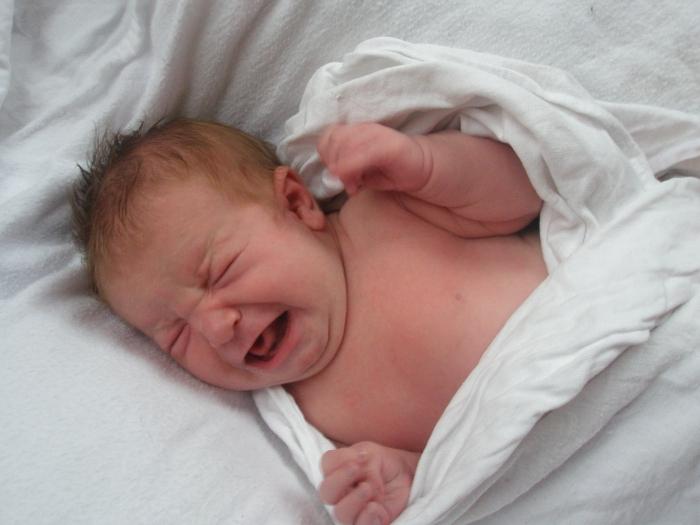Почему плачет новорожденный ребенок: причины и способы решения
