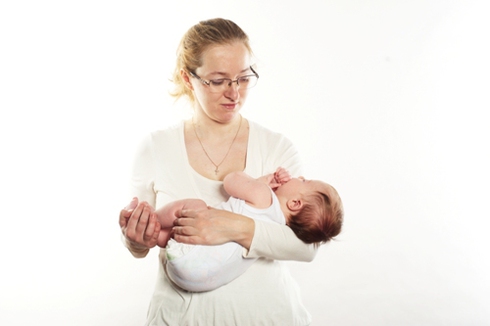 Как правильно держать новорожденного ребенка?