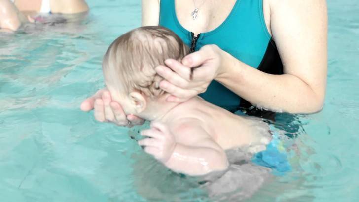 Плавание грудничка в ванне: подготовка ребенка, правила, упражнения в воде