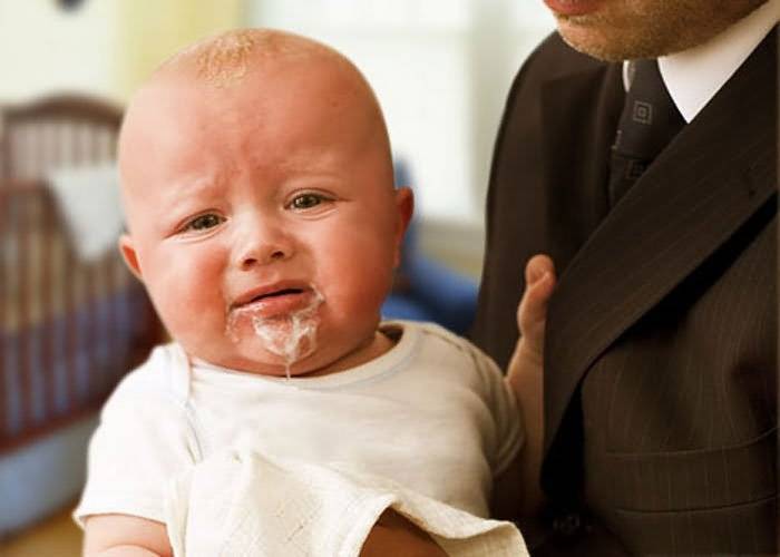 Обратно наружу: должен ли ребенок срыгивать после кормления и почему так происходит?