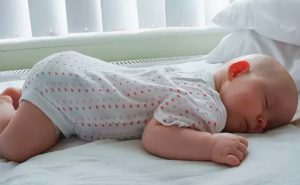 Можно ли новорожденному спать на животе? Сон младенца на животе – плюсы и минусы