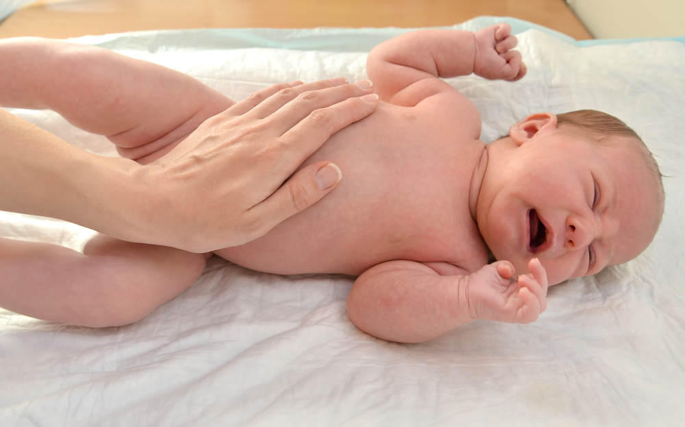 Комаровский – колики у новорожденного: что делать, симптомы и лечение