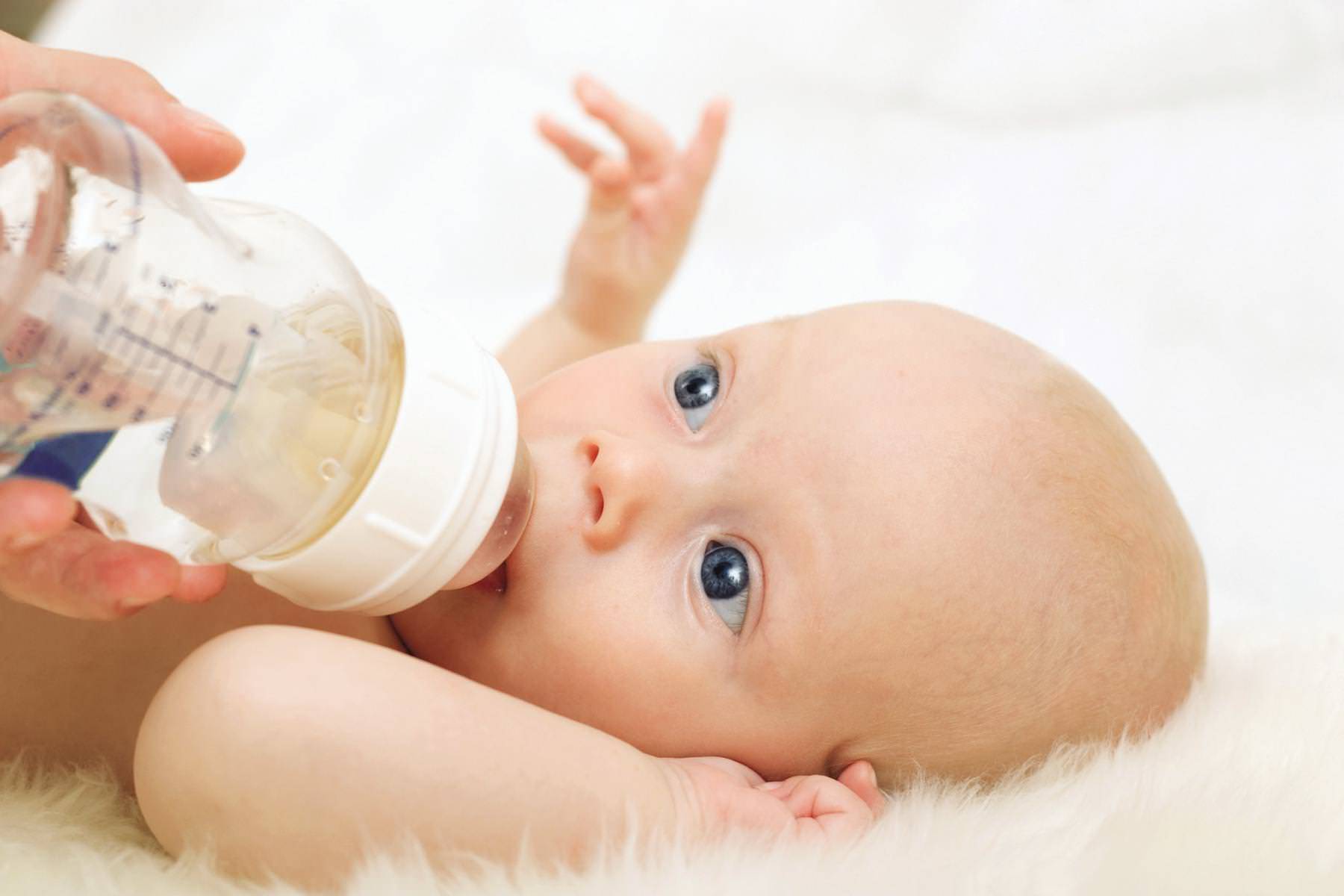 Нужно ли давать воду при грудном вскармливании новорожденному: когда можно