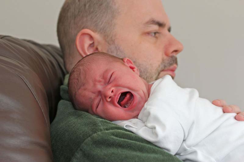 Как успокоить новорожденного ребенка, когда он плачет