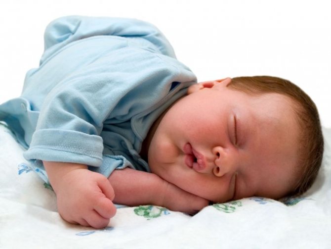 Почему новорожденный ребенок вздрагивает во сне, стоит ли беспокоиться