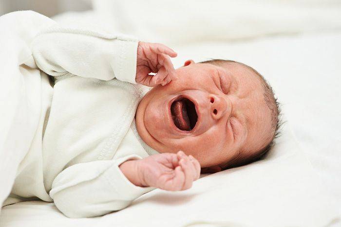 Когда начинаются и проходят колики у новорожденного: советы мамам