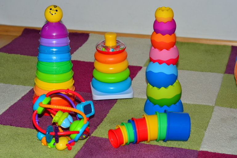 Развивающие игрушки для детей 8 месяце: что нужно купить девочке и мальчику