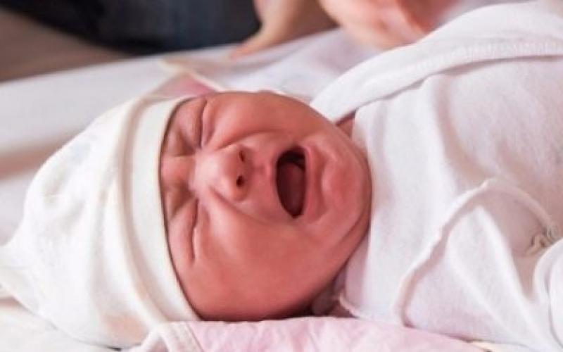 У новорожденного трясется подбородок: почему возникает тремор нижней губы у грудничка при плаче и не только