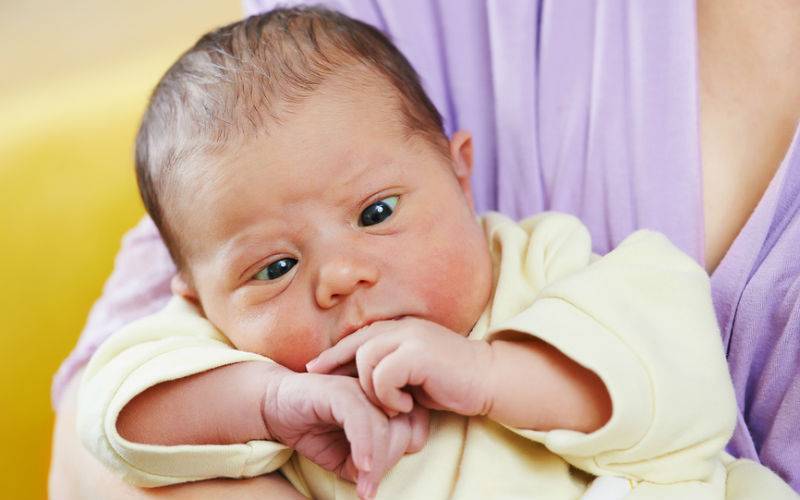 Когда ребёнок начинает видеть и слышать после рождения?