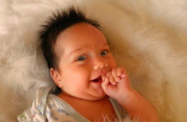 Когда ребёнок начинает улыбаться: этапы формирования улыбки у грудничков