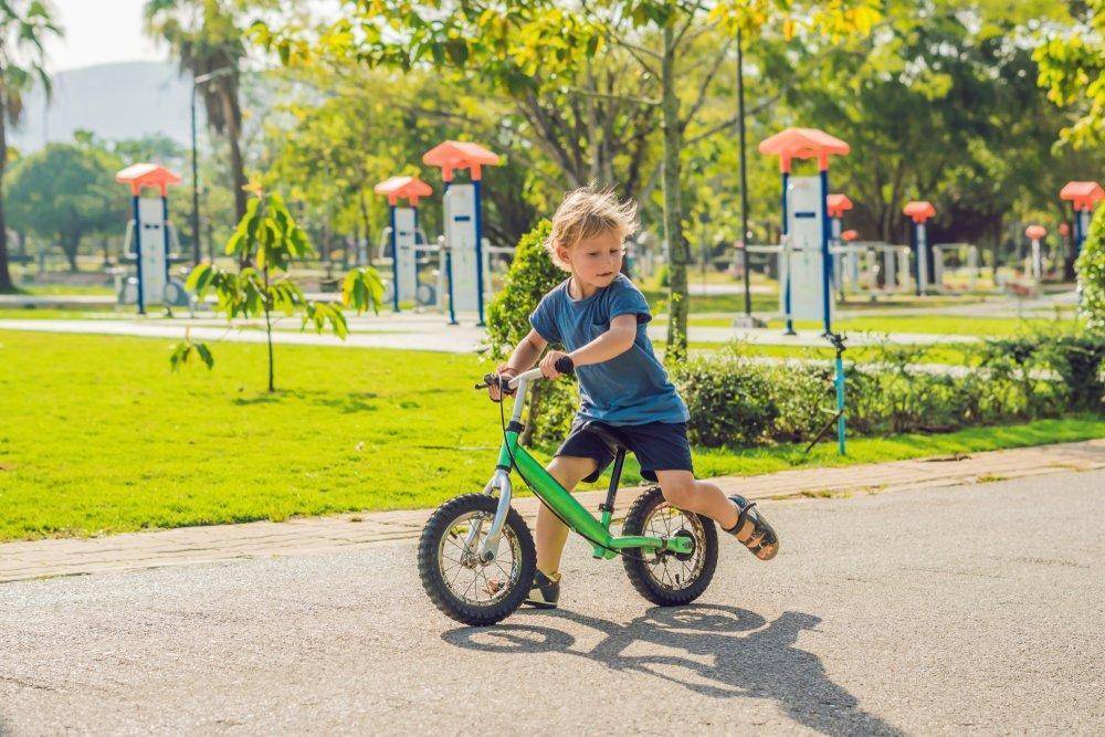 Как научить ребенка кататься на двухколесном велосипеде ?