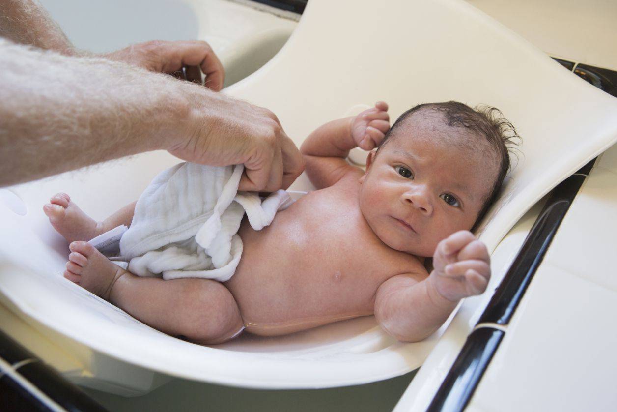 Гигиена новорожденного: предметы и средства, интимная гигиена мальчика и девочки(видео)