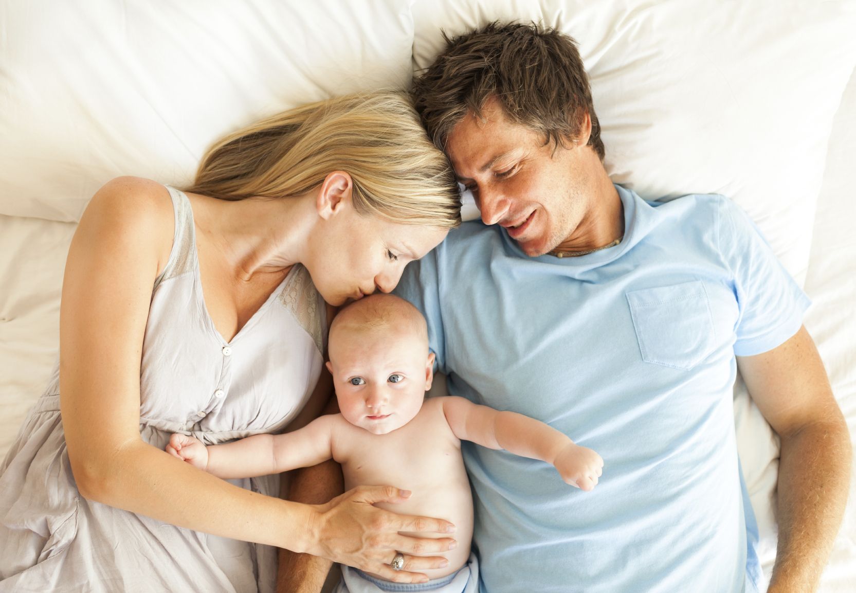 Можно ли ребенку спать с родителями? плюсы и минусы. советы.