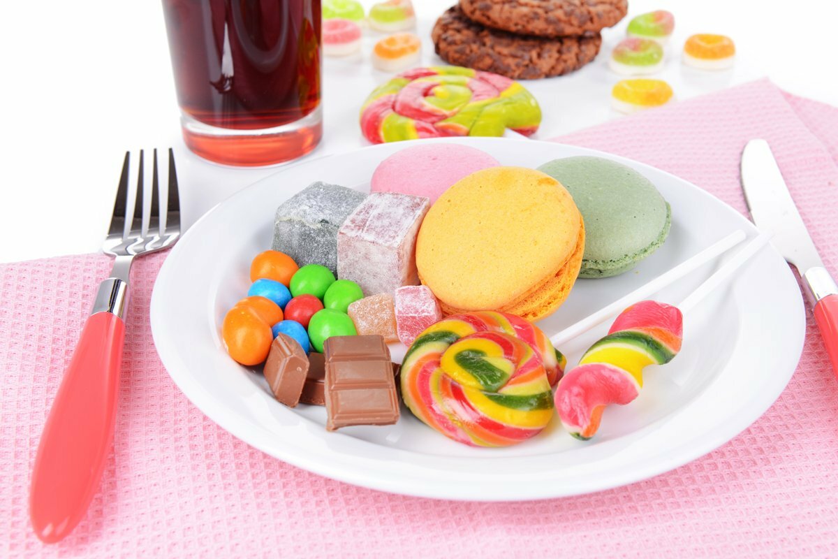 Топ-5 взрослых продуктов: еда с общего стола, которую нельзя давать детям