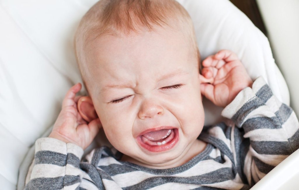Почему ребенок чешет голову и лицо постоянно. грудной ребенок постоянно чешет уши и голову, трет затылок — почему это происходит